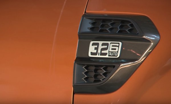 Една деликатна заблуда, на която и ние се вързахме. Този Ford Ranger беше толкова старателно облепен от всички страни с хромирани табелки с числата 3.2/6, че съвсем уверено заключихме: 3.2-литров мотор с 6 цилиндъра. Всъщност моторът е петцилиндров, а числото 6 означава броя на предавките на автоматика. Но как да ни хрумне, че през 2018 година някоя компания би решила да се похвали с... 6-степенен автоматик?
